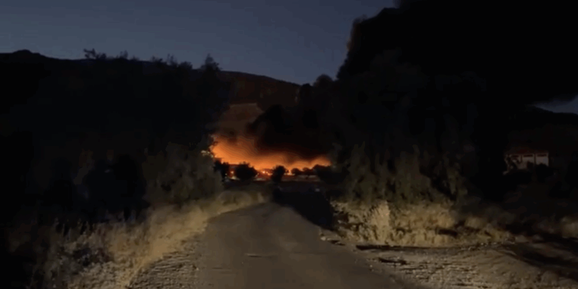 Αποπνικτική η ατμόσφαιρα στα Μέγαρα – Μήνυμα του 112 στους κατοίκους (Video)